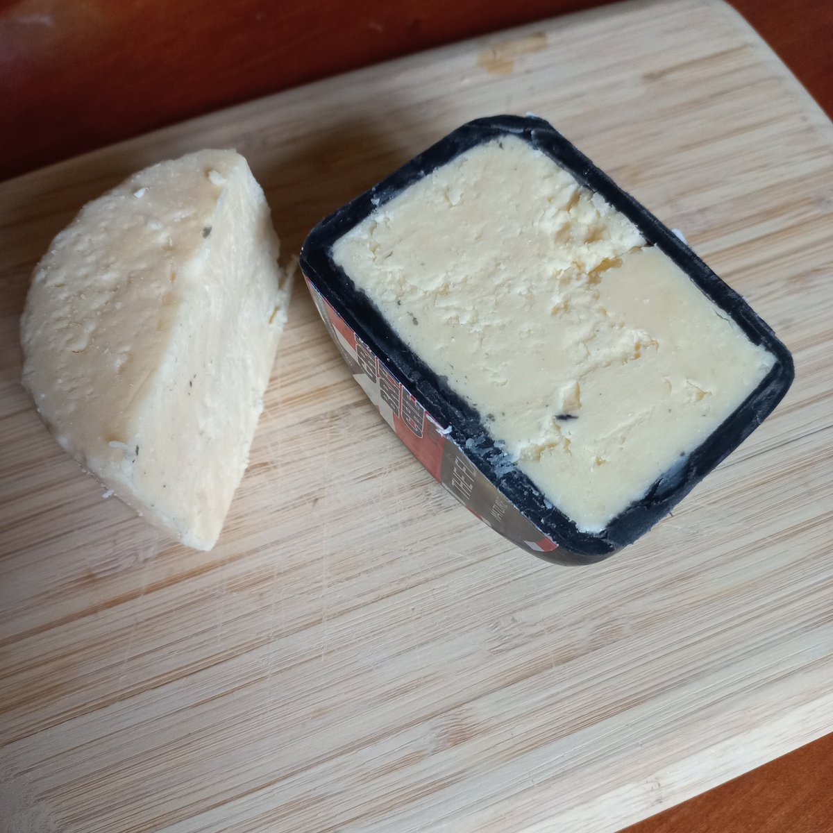 Poesjen1973's tweet photo. Eindelijk eens aangesneden. Kende Cheddar alleen van oversees als broodbeleg. Maar dit is echt ernstig lekker. Zacht en pittig smaakbommetje. Denk dat je hier ook geweldig saus mee kan maken. #luns https://t.co/pMWBT66erc