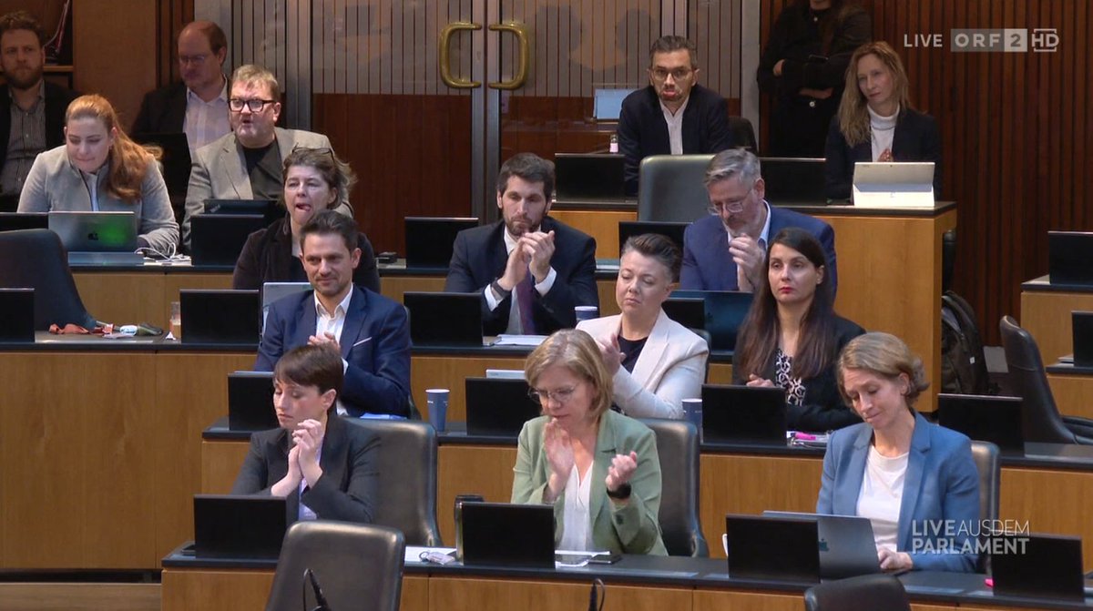 OE_Markus's tweet photo. Diese Gesichtsausdrücke ... 🤣🤢
Gut, dass die #Gruenen raus sind aus der Regierung. Die grünen Scherben wird man allerdings noch einige Jahre hinauskehren müssen. #OeNR #Kogler #Gewessler #Maurer #Voglauer https://t.co/uRibD8no94