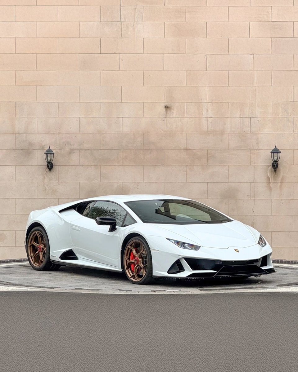 This week’s @carhunaplatform Tuesday Trawl features:

2023 Aston Martin Valkyrie
2017 Bentley Continental Supersports
2010 Porsche 911 Sport Classic (#041 of 250)
2022 Lamborghini Huracán EVO
1968 Iso Grifo GL300

Explore them all: carhuna.com 🚗✨