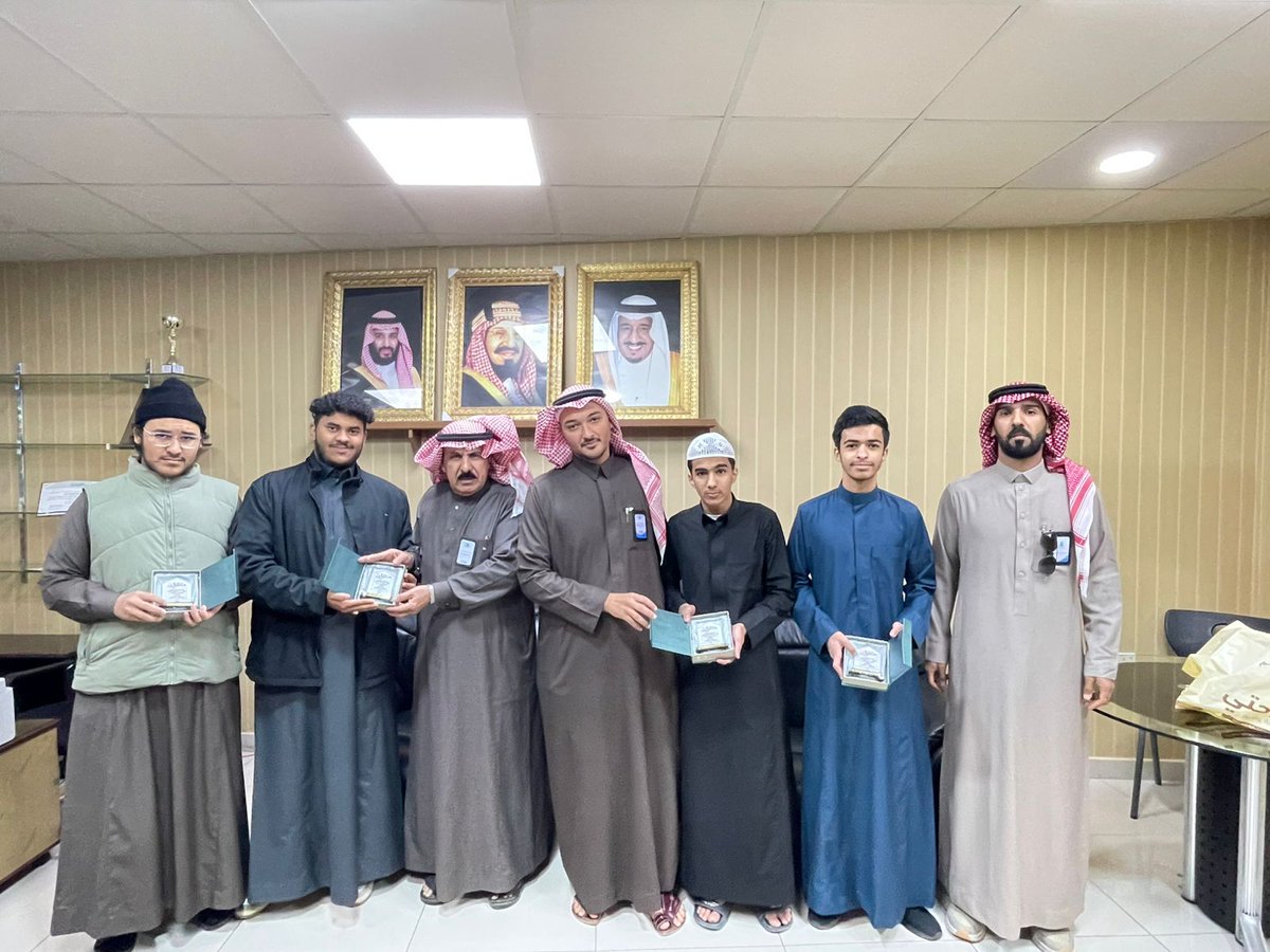 QHschools0's tweet photo. ما أجمل الإخلاص في العمل حين يُتوّج بالشكر،
فالتفوق لا يأتي من فراغ بل بعد جدٍّ واجتهاد،
والتميّز والتفوّق هما الطريق لكل نجاح .
قام أ.محمد الشرقاوي 
 معلم مادة الكيمياء بتكريم الطلاب المتفوقين في مادة الكيمياء خلال الفصل الدراسي الثاني بحضور مدير المدرسة ووكيل الشؤون التعليمية .
ويأتي هذا التكريم تحفيزا لهم وبثّ روح التنافس بين الطلاب .

#مدارس_المدينة_المنورة #تعليم_خاص_المدينة_المنورة