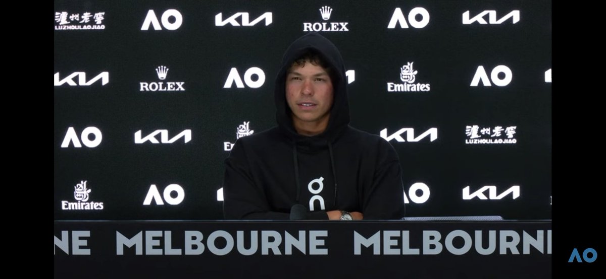 Ben Shelton 🇺🇸 pidió la palabra tras su conferencia: "Más allá de la situación con Djokovic, creo que la transmisión oficial no está sumando. La nota a Tien tras ganarle a Medvedev fue vergonzosa. A Gaël lo llamaron anciano. Hoy me dijeron que nadie me va a apoyar el próximo...