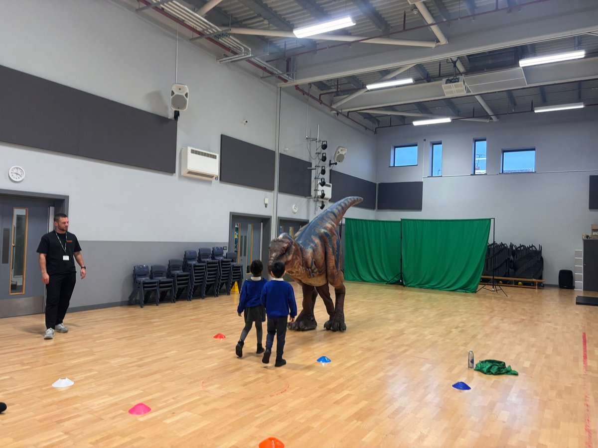 edgewickprimary's tweet photo. #Year2 are having a great morning meeting dinosaurs! 

@teach_rex 
#dinosaurs
#CreativeLearning https://t.co/zEK8bDHpIw
