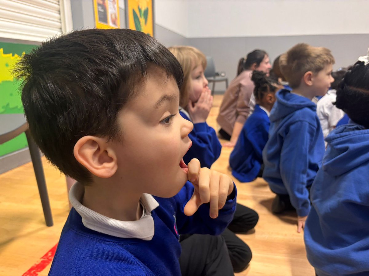 edgewickprimary's tweet photo. #Year2 are having a great morning meeting dinosaurs! 

@teach_rex 
#dinosaurs
#CreativeLearning https://t.co/zEK8bDHpIw