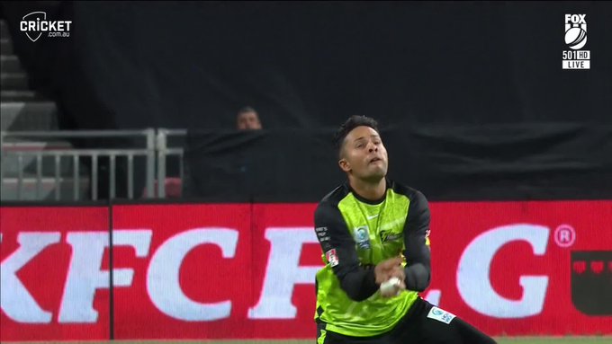 That's an excellent catch from Tanveer Sangha!  📹 Credits: Twitter/BBL