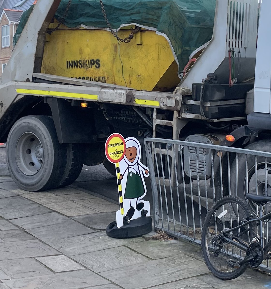 Is 8.45am really the best time to be collecting a skip outside a primary school? 
This is an example of why School Streets are required across the vale; signs do not work, even if they're in the shape of children. 
Peidiwch a pharcio yma indeed.