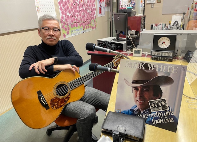 fm787's tweet photo. 午後8時からは「さくらFM音楽室」
第4水曜日は #ブルーグラスシンガー #稲葉和裕 さんの「ミュージックジャーニー」生放送です
https://t.co/7XyRh9Cuc6
今月は「A Tribute to #BuckWhite」
弾き語りとレア音源でお送りします
無料アプリ「#レディモ」なら全国で聴取可能
#兵庫県 #西宮市 #ラジオ https://t.co/gNRUISt7qX