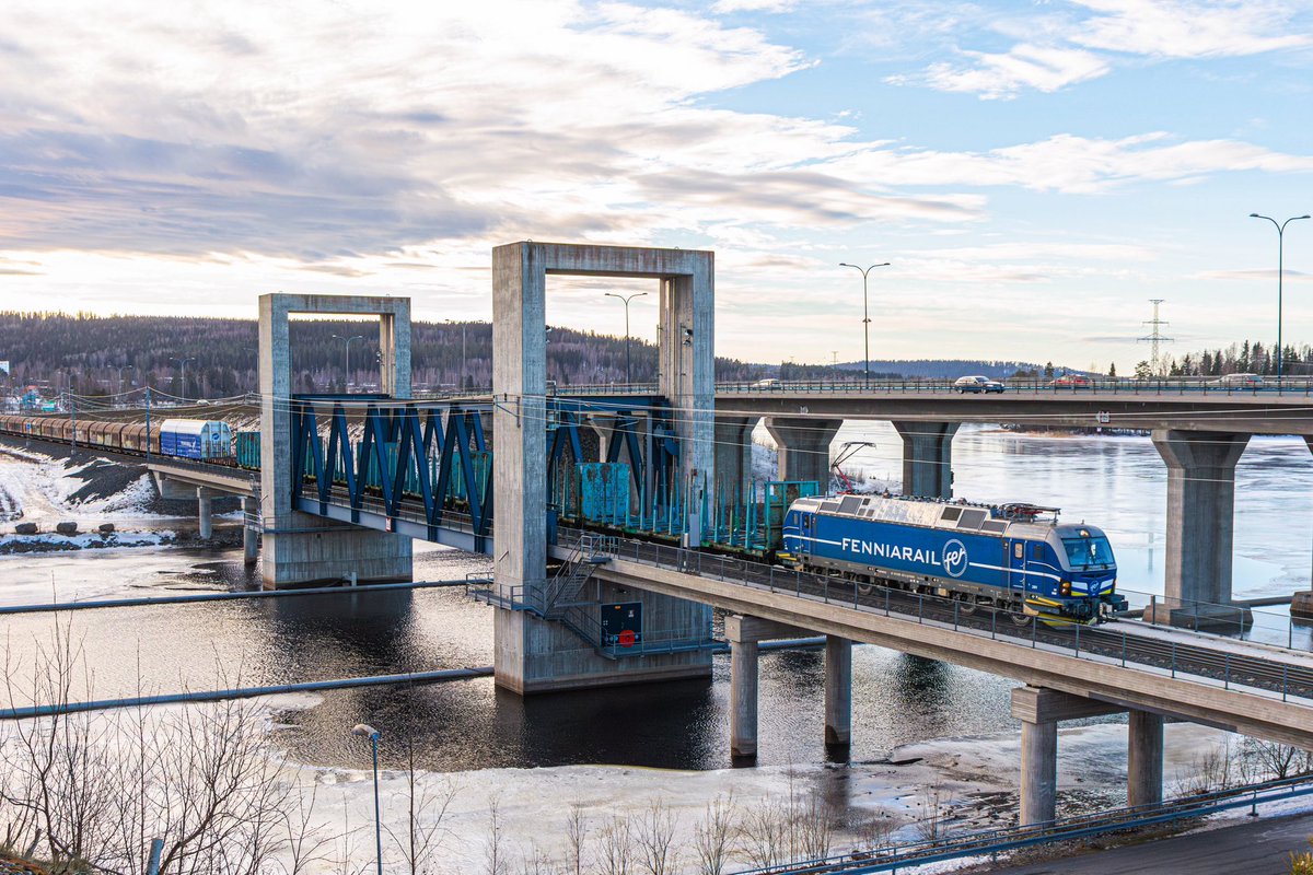 fenniarail's tweet photo. Vectron työssä. ⛅️
📷: Vertti Kontinen
#fenniarail #fenniarailvectron https://t.co/EzMhvbvPDo
