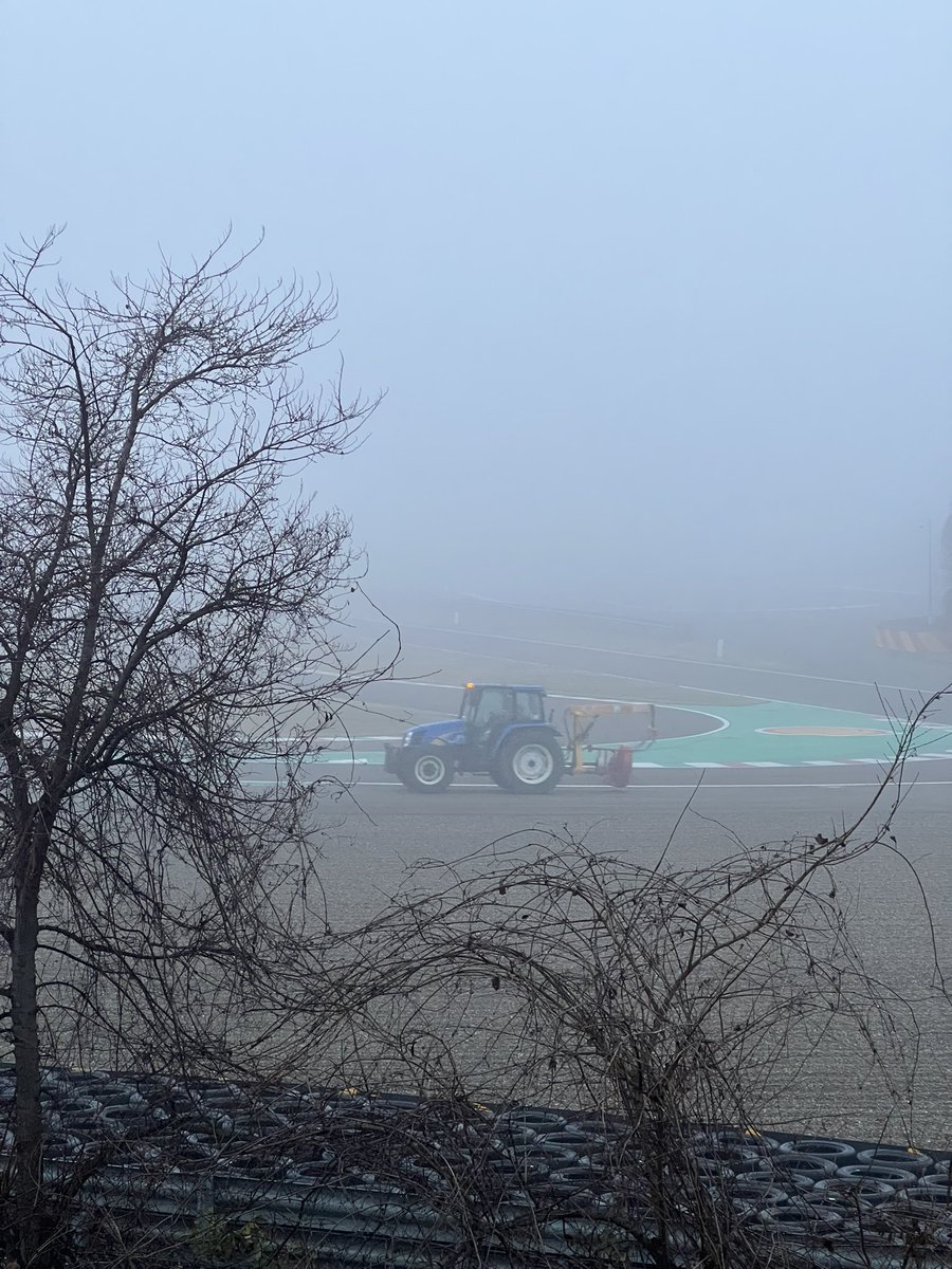 TearOffFR's tweet photo. Ce bon vieux Carlos Sainz, tout pour les caméras à Fiorano avec sa Williams 🫣

Faut partir monsieur maintenant, l'aventure Ferrari est terminée...

(📸 @AnaFerrariHeart / #F1) https://t.co/zcegIn5vQ5