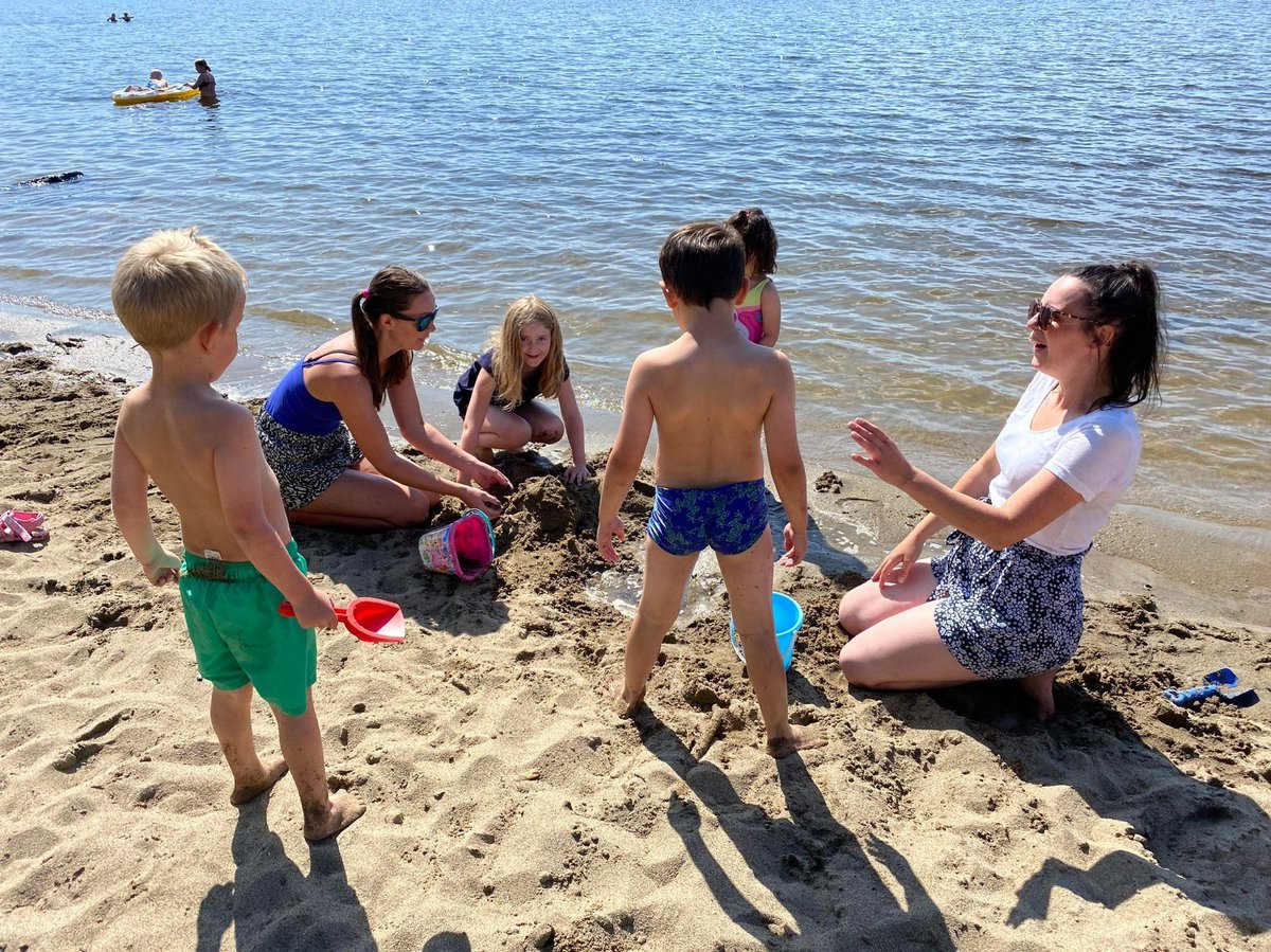 JohanRohald's tweet photo. mens jeg og barna mine barnebarna mine koser oss på el playa i spania fikk jeg tatt dette fine bilde #FamilyFun #espanol #familylove https://t.co/sZ41zuCEI1
