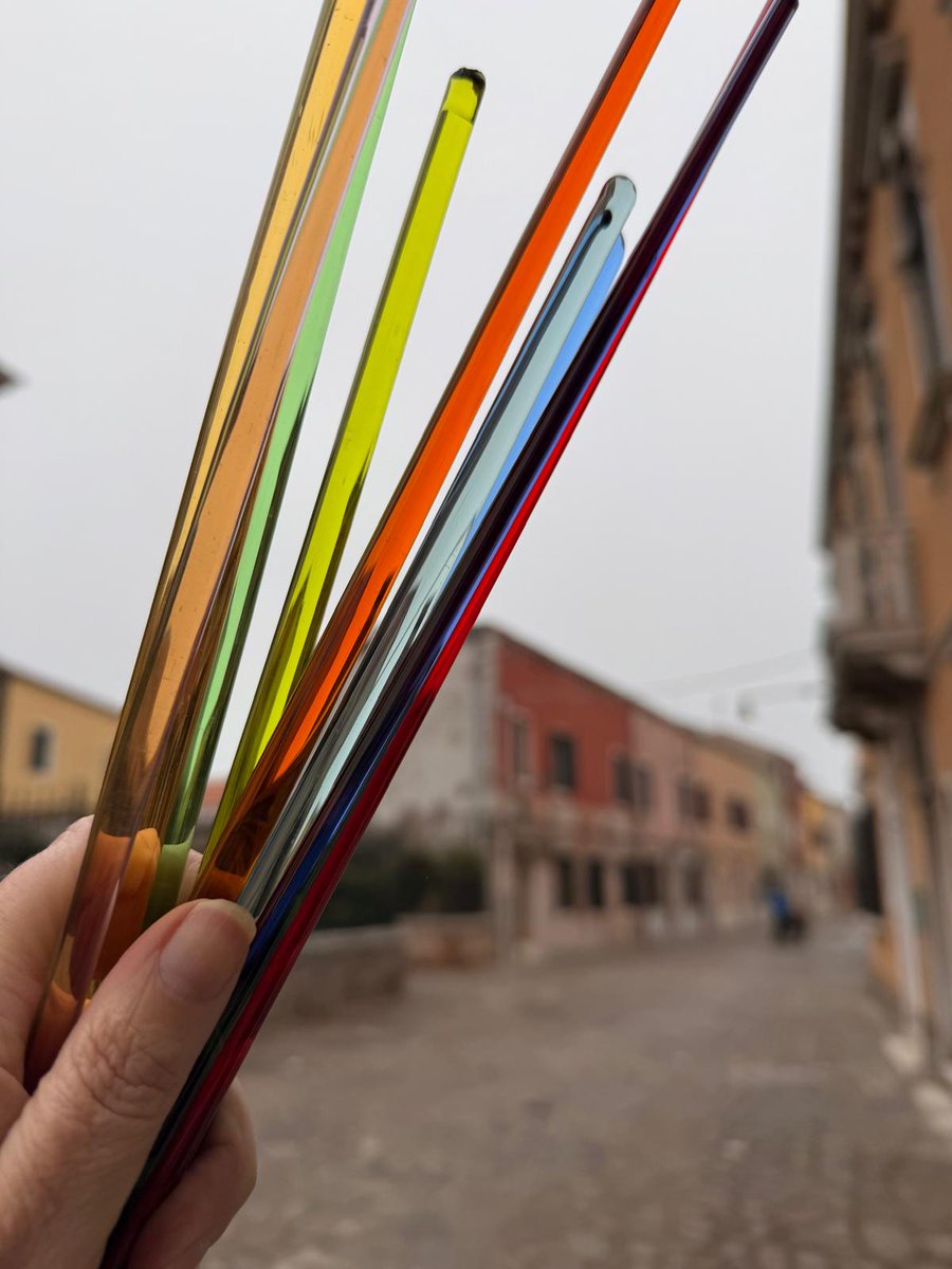alessia_fuga's tweet photo. Some days start out grey, but a touch of color is enough to transform them 🌈✨. Like glass that reflects light, find your contrast and let your uniqueness shine!
https://t.co/Itfm2awjFs
#ColoriNellaNebbia #MuranoMagic #alessiafuga https://t.co/3INsJOZZ78