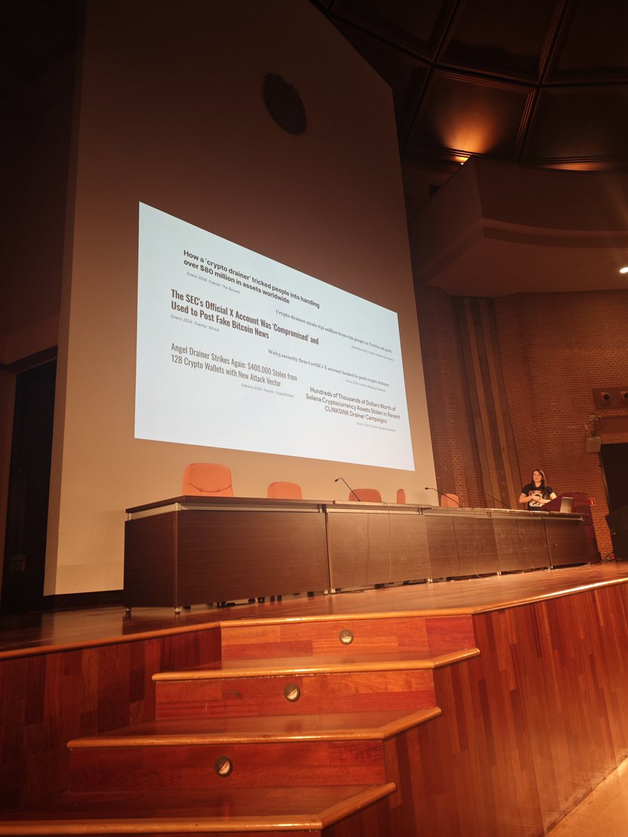 Lydia Atienza contando incidentes relacionados con robo de criptomonedas #CIBERSEG