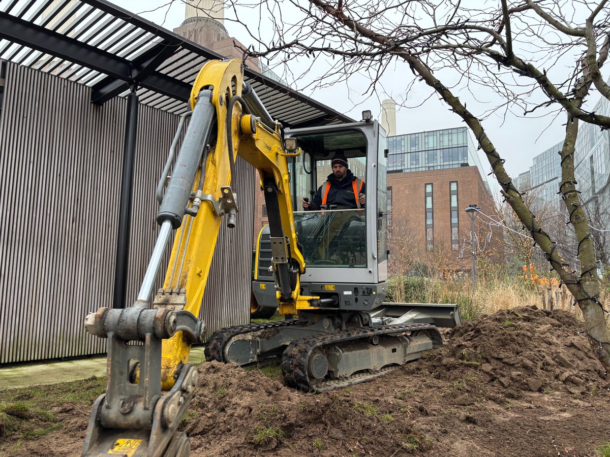 Fineturf's tweet photo. Fineturf are back at Battersea Power Station for re-turfing works! We start with stripping off all the existing turf.

#BatterseaPowerStation #TurfingWorks #Fineturf https://t.co/JOtVENKvCG