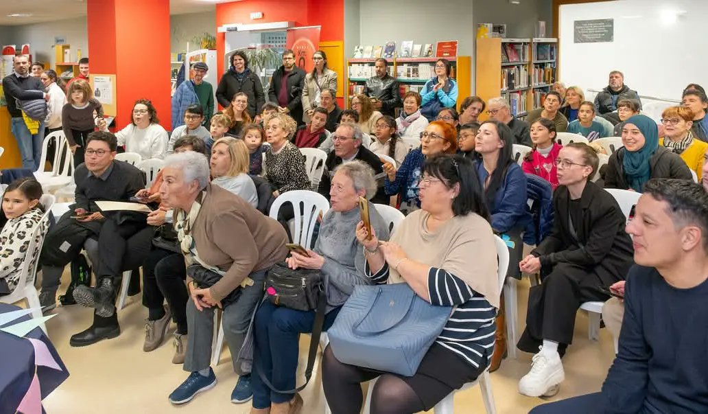 ajconstanti's tweet photo. 🎂 La @biblioconstanti ha fet entrega dels premis a les persones usuàries més actives de l’últim any, els Premis als SuperLectors. Va ser una tarda molt especial en què es van bufar les espelmes del pastís del 25è aniversari de la Biblioteca. #Constantí https://t.co/WNEpcVOSEq
