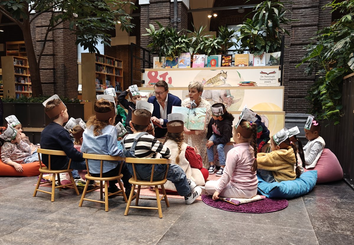 Prinses Laurentien én Prins Constantijn hebben bij de start van de Nationale Voorleesdagen voorgelezen aan groep 2E van OBS de Peperklip uit Schiedam-Oost. Het echtpaar maakte er een gezellige en interactieve duo-vertelling van.
#voorleesdagen #deBibliotheekSchiedam #CPNB
