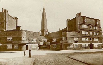 JoaquinGalanEs's tweet image. El #HetSchip (literalmente, «el barco») es un complejo de edificios situado en el barrio de #Spaarndammerbuurt de #Ámsterdam #PaísesBajos, diseñado en el estilo de la #EscuelaDeÁmsterdam por Michel de Klerk en 1919.

#MiercolesEnladrillado #arquitectura #diseño