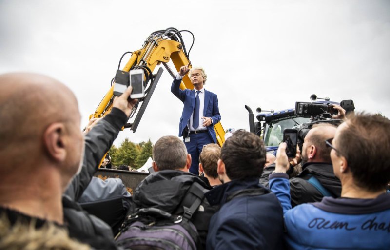 "De PVV is de snelwegdemonstraties zat en wil de demonstranten opsluiten, zegt partijleider Wilders."

nos.nl/artikel/255277…