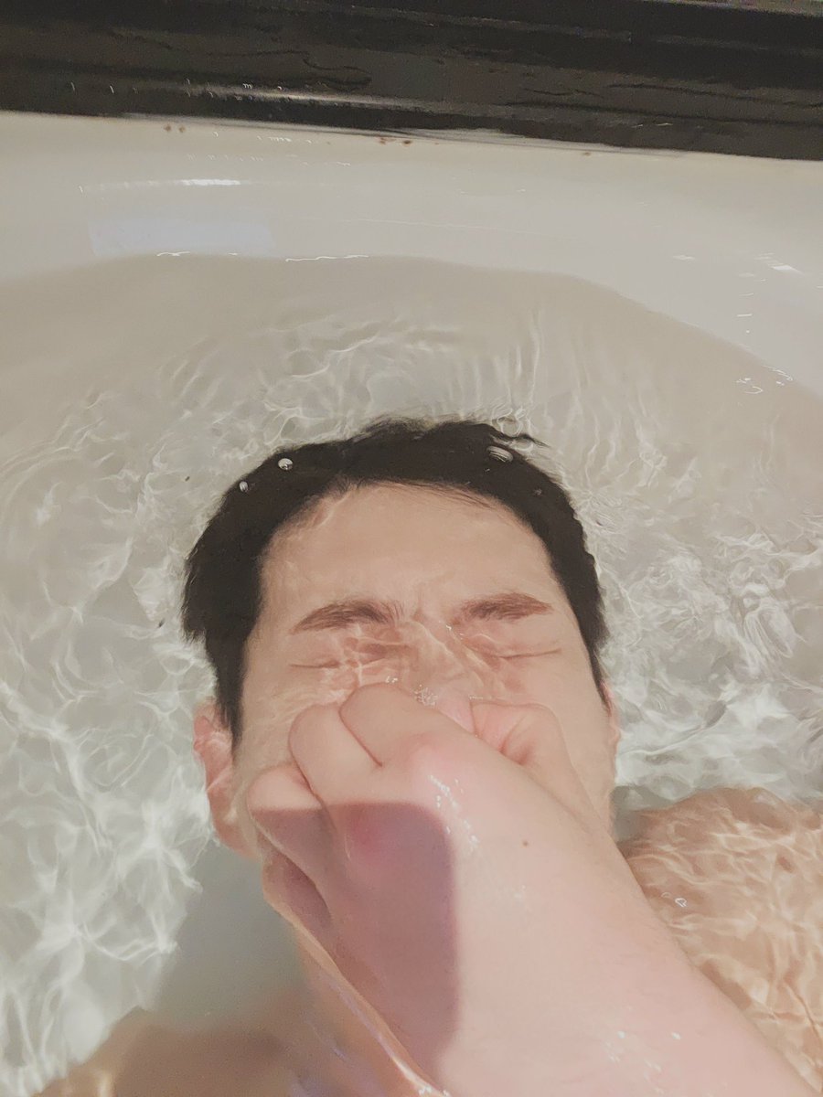 티켓팅 개쳐망해서 숨참고 욕조다이브 하고 싶음