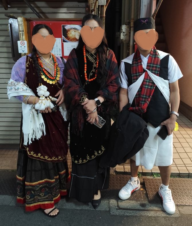 Crystal41928261's tweet photo. 民族衣装のネパール人知人と偶然すれ違った。結婚式か何かと思いきや、マガル姓の人のお祭りなんだって。厳密には、ネパールにもあるカースト制度のカーストごとのお祭りで、姓もカーストごとに違うそうだ。マガルさん、どのカース���なんだろう。カーストもあれば多民族、多言語国家ネパール、奥深い！ https://t.co/cgyk0FGYcq