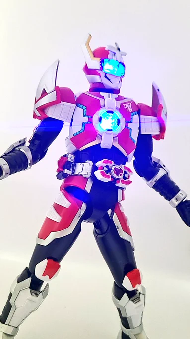  刑天組みましたが「RGやMGEXなフィギュアライズスタンダード」って感じで各部位に塗装されていて発光ギミックがありますフィギュアライズスタンダードとは僅かに背が高い程度で組み合わせるには問題ないですよ!ただかなり色分けが細かいですw 