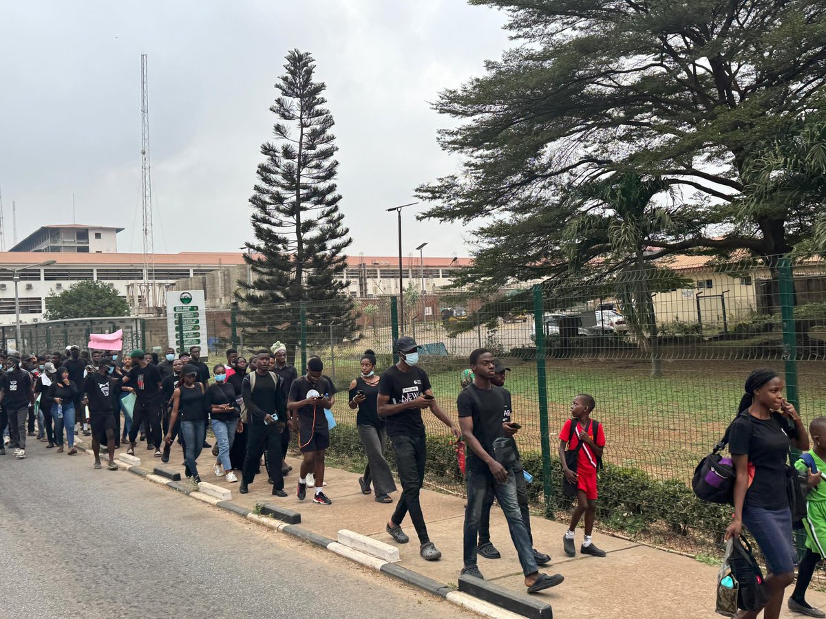 Aps__UI's tweet photo. We are demanding for basic amenities
Save the future of the medical practitioners
Save the hospitals
#SaveUCH #SaveABH #SaveourHealthSector https://t.co/SZX2XGIo8m