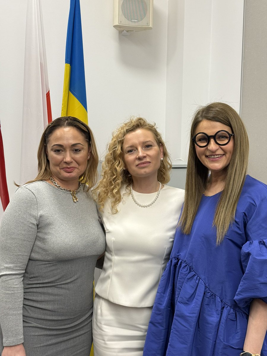 Karolin23442440's tweet photo. Dziękuję za zaproszenie i wspaniały czas spędzony  z przedsiębiorczymi kobietami -Akademia Przedsiębiorczych Kobiet - #AWEinPoland 
@USEmbassyWarsaw ,
@KrajowaIzbaGospodarcza
#Centralna Rada Romów w Polsce https://t.co/pzVp6wPddi
