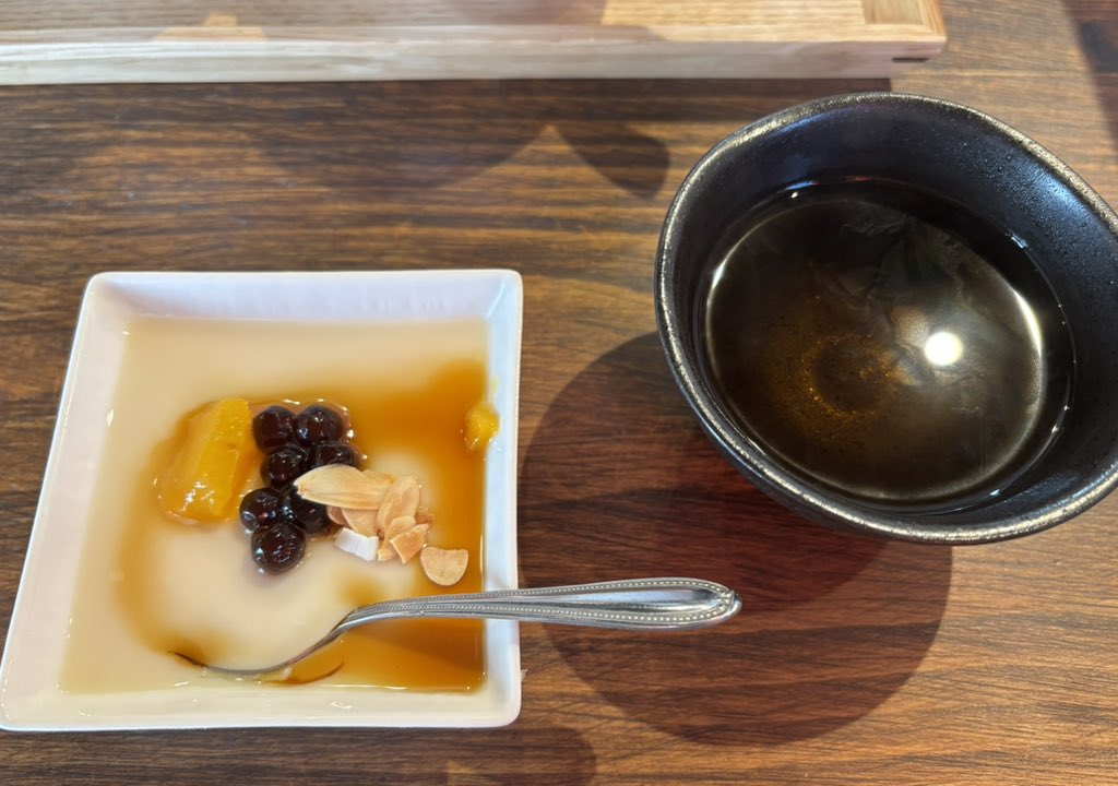 konie060's tweet photo. 藤沢駅近くの台湾料理「湘南小吃」さんの海鮮粥ランチ🦐飲茶は小籠包か水餃子を選べます。サラダも美味しく、デザートの豆花は優しいお味☺️ランチセットは他にも種類があります。#台湾料理 https://t.co/n6B78nKlZs