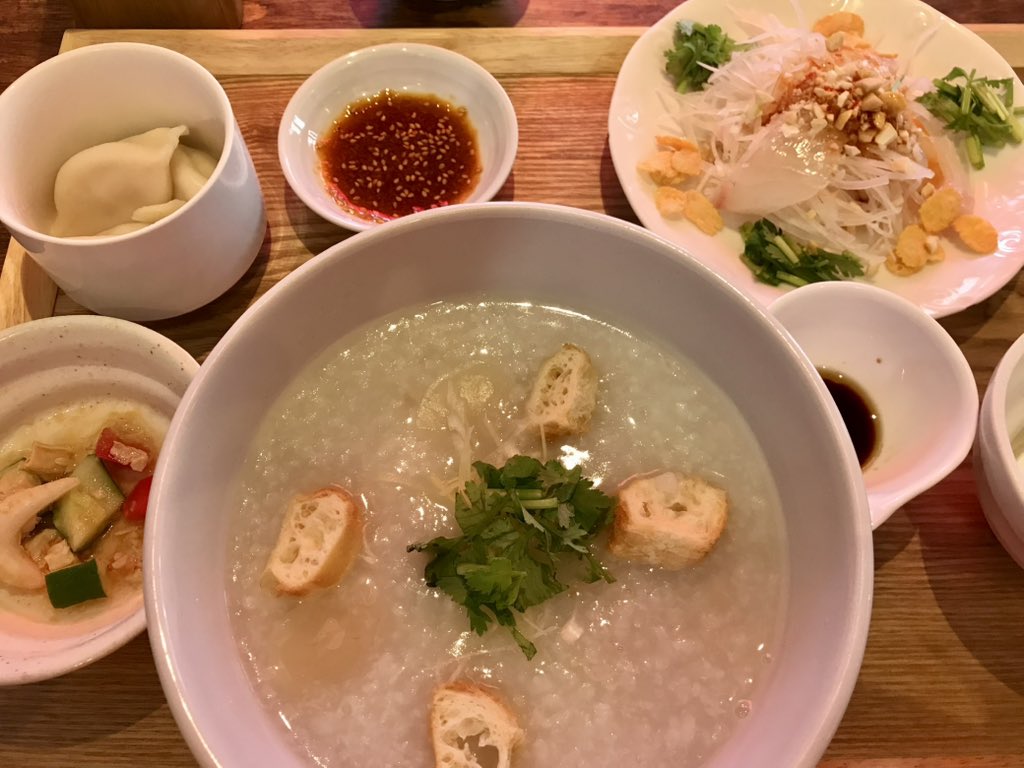 konie060's tweet photo. 藤沢駅近くの台湾料理「湘南小吃」さんの海鮮粥ランチ🦐飲茶は小籠包か水餃子を選べます。サラダも美味しく、デザートの豆花は優しいお味☺️ランチセットは他にも種類があります。#台湾料理 https://t.co/n6B78nKlZs