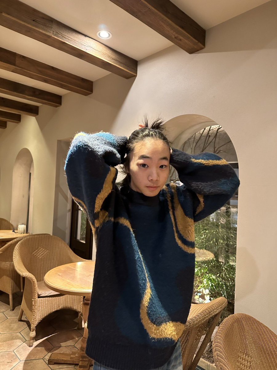 kosekimura's tweet photo. 喫茶店での読書が日課です。
#木村皐誠　#俳優　
#読書 https://t.co/qulk7kQLrI