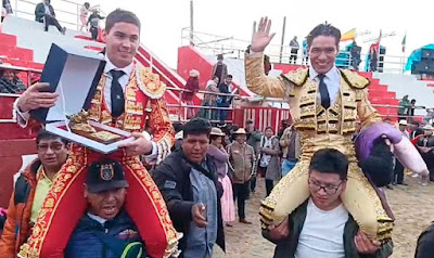 El diestro almeriense <a href="/JoseCabrera000/">Jose Cabrera</a> Triunfador de la segunda de Feria de San Antón (Puno) PER, a hombros  con Óscar Quiñónez, alternando con <a href="/MiguelTend/">Miguel Tendero</a> Tendero oreja y <a href="/MatadorRomanMtz/">Roman Martinez</a>,
foto Perú Taurino <a href="/portaltaurino/">Portal Taurino</a>
