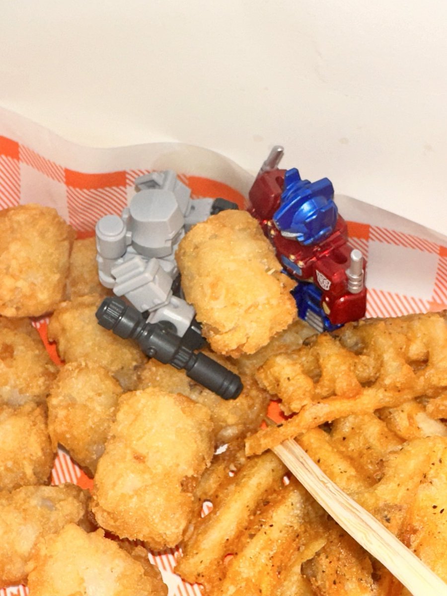chocotoest's tweet photo. They eat my fries https://t.co/6VyZQ5x2XL