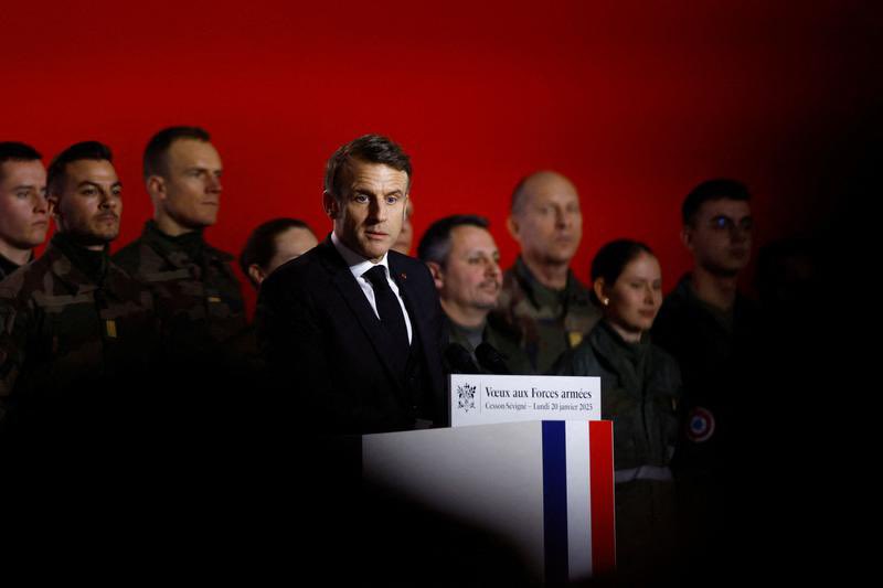 R_DeCastelnau's tweet photo. Ukraine. Macron se prend pour un chef d’État maintenant. le gars, il est soutenu par 17% de sa population qui rêve de le foutre dehors et il la ramène. 🤡🤡🤡

➖ « Ne nous trompons pas, le conflit en Ukraine ne se terminera ni demain, ni après-demain ». Qu’est ce que t’en sais ? Poutine et Trump ne te parlent pas, et ce sont eux qui tiennent le manche. Alors ferme là !

▪️Il exige également que l'Europe soit à la table des négociations : « il ne peut y avoir de paix et de sécurité en Europe sans les Européens et sans l'accord des Européens sur ce point ». Personne ne veut discuter avec toi, tu es bavard comme une pie, et tu te prends pour ce que tu n’es pas. Alors ferme là !

▪️L'Ukraine, estime Macron, doit négocier « en position de force » et des garanties de sécurité doivent également être fournies. « Négocier en position de force » ? Qu’est ce que ça veut dire ? ils se font marcher dessus tous le monde le sait et ce n’est pas prêt de changer. Fournies par qui les « garanties de sécurité » ? Et lesquelles ? Par toi avec tes bras musclés des photos truquées ? Alors ferme là !

▪️ « Le défi, une fois les combats arrêtés, sera de donner à l'Ukraine des garanties contre tout retour de la guerre sur son territoire, ainsi que des garanties pour notre propre sécurité », a-t-il déclaré. Pour les mêmes raisons, ferme là ! 

▪️La France, est favorable à l'introduction de ses soldats de maintien de la paix sur la ligne de démarcation en Ukraine après la fin de la guerre. Zelensky a déclaré qu’il avait des consultations avec Macron à ce sujet. Sauf que l'Europe sait parfaitement qu’il faudrait obtenir le consentement de la Fédération de Russie. Et que c’est pas demain la veille. Alors ferme là !

Quelqu’un pour dire à cet incapable d’arrêter de faire du bruit avec sa bouche ? Et de laisser l’affaire aux grandes personnes ?