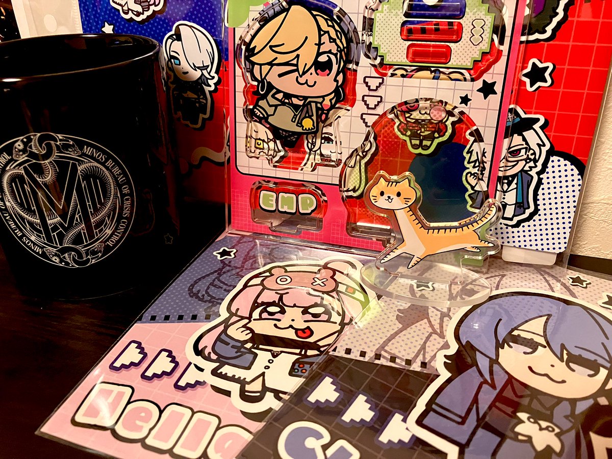 コラボのも届いたよ!EMPのアクスタ層になってるからしばらく新刊カード置き場になってもらうね。 