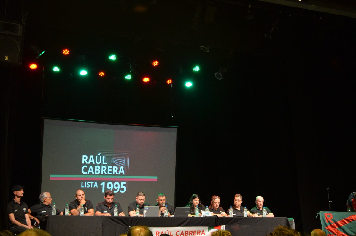 Con una muy buena concurrencia en el teatro Floreció Sánchez, ayer por la noche se presentó oficialmente la Lista 1995 con Raúl Cabrera presidente y Federico Ferro vicepresidente.
El acto eleccionario en <a href="/RamplaJuniorsFC/">Rampla Jrs.</a> será el próximo 28 de Enero.