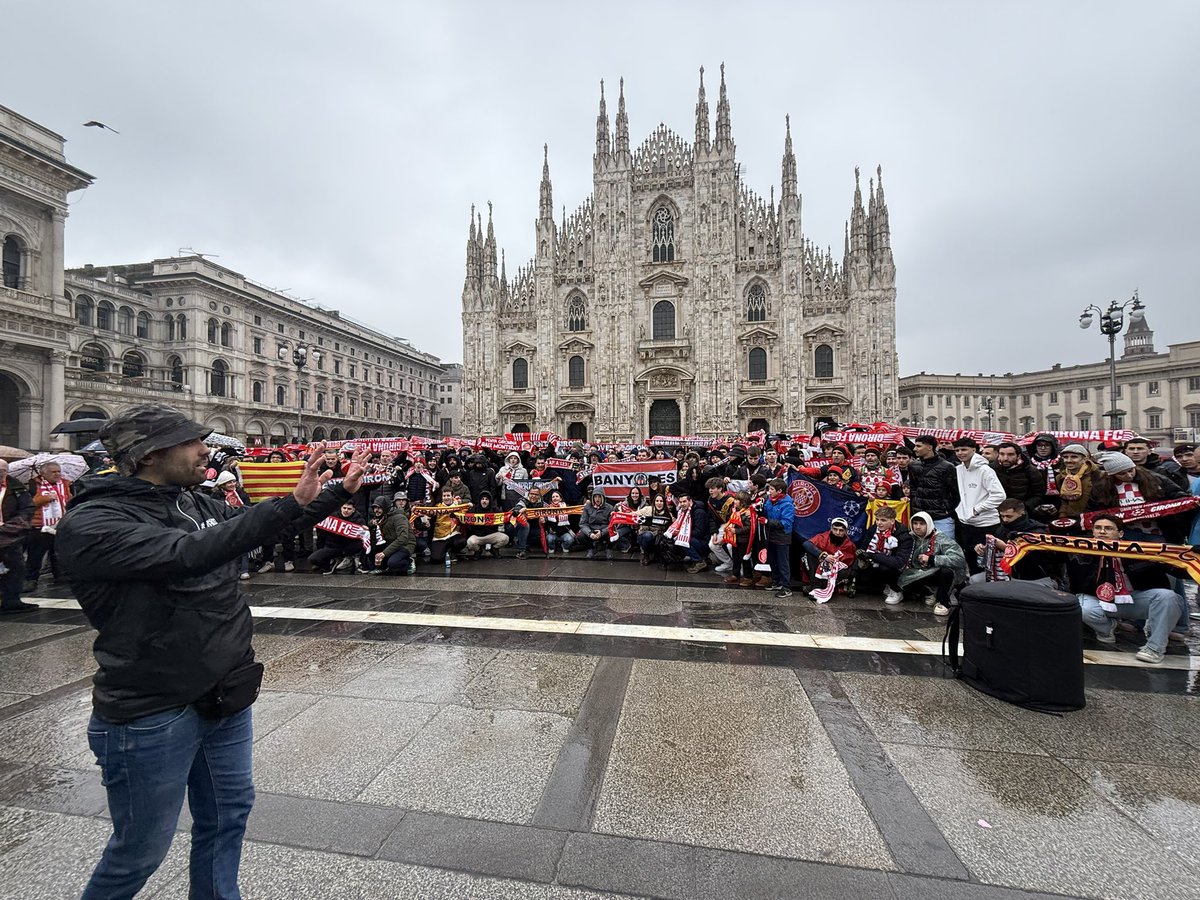 Nilsola10's tweet photo. L’afició del @GironaFC ja ocupa la plaça del Duomo a Milà. Primers càntics al cor de la ciutat. 

@QueThiJugues / @carrusel https://t.co/eVutdNaie8