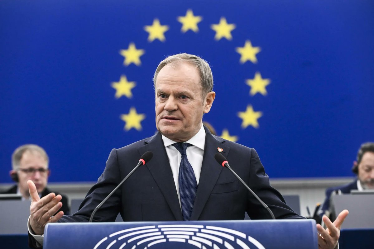 dariodangelo91's tweet photo. 🚨🇵🇱🇪🇺 Donald Tusk all'Europarlamento: "Alcuni pensano che sia stravagante o sbagliato avvertire che dovremmo spendere fino al 5% del PIL per la nostra sicurezza. Ma questo è un momento in cui l'Europa non può permettersi di risparmiare sulla sicurezza. Spendiamo il 5% non per la nostra sicurezza, ma anche per la sicurezza dell'intera Europa. (...) Se l'Europa vuole sopravvivere, deve essere armata. Non è una nostra scelta. Non sono un militarista. Nessuno in Polonia vorrebbe vedere un'altra guerra. Abbiamo sofferto molto, più di tutti in Europa, e forse è per questo che lo capiamo così bene: per evitare di ripetere la storia, dobbiamo essere armati".