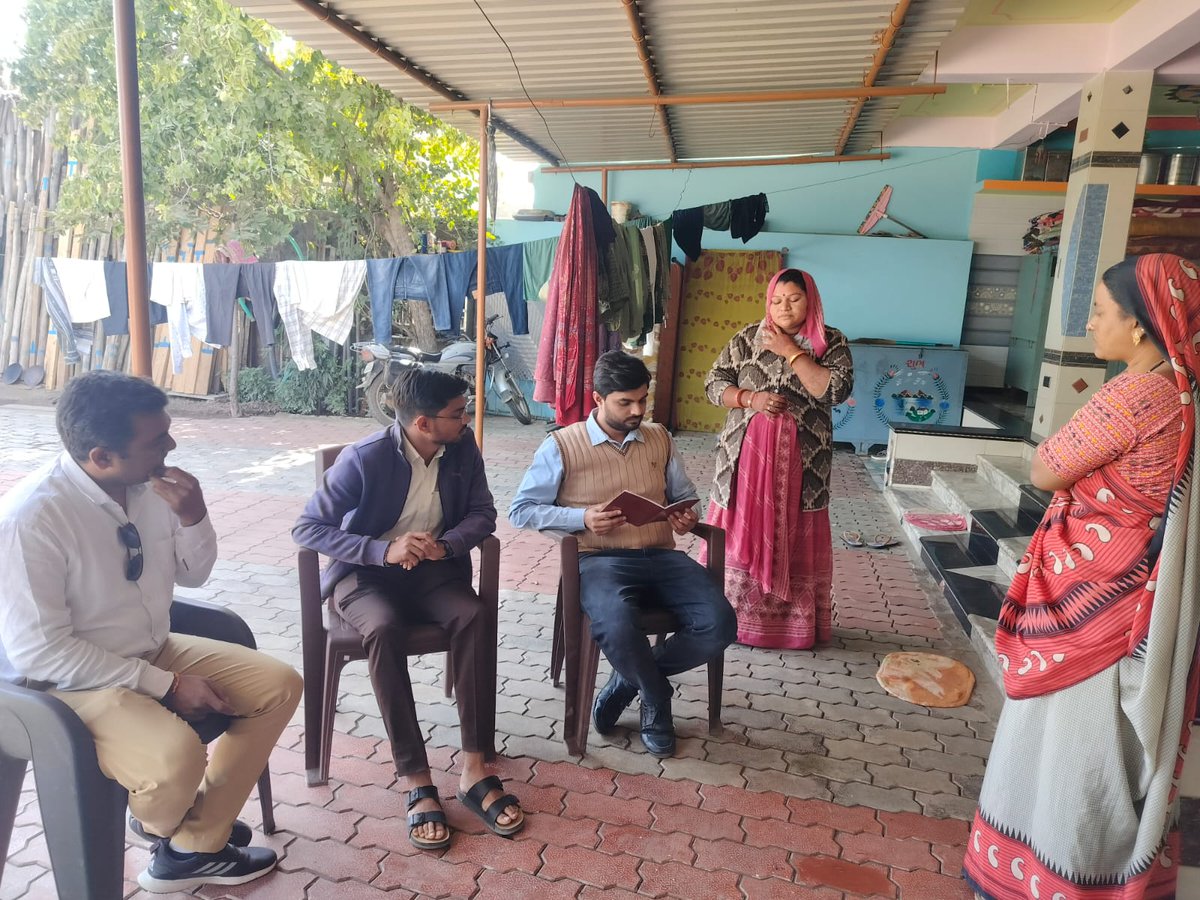 PHCSARVA's tweet image. તા-૨૨/૧/'૨૫ ના રોજ પ્રા.આ.કે સરવાના મોટી વિરવા ગામ ખાતે #THO ડૉ. કણઝરિયા સાહેબ #MO ડૉ. વિરજા સાહેબ અને #TMPHS શ્રી એમ.કે. બાવળિયા દ્વારા અતિ જોખમી સગર્ભા બહેનની મુલાકાત કરવામાં આવેલ તેમજ સંસ્થાકીય પ્રસૂતિ, જરૂરી રિપોર્ટ અને આરોગ્યલક્ષી સેવા વિશે વિસ્તૃત સમજાવેલ.