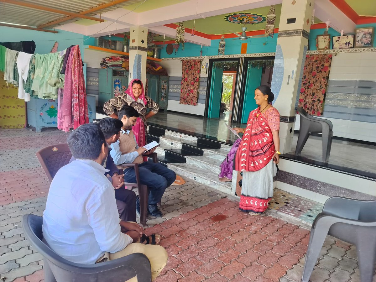 PHCSARVA's tweet image. તા-૨૨/૧/'૨૫ ના રોજ પ્રા.આ.કે સરવાના મોટી વિરવા ગામ ખાતે #THO ડૉ. કણઝરિયા સાહેબ #MO ડૉ. વિરજા સાહેબ અને #TMPHS શ્રી એમ.કે. બાવળિયા દ્વારા અતિ જોખમી સગર્ભા બહેનની મુલાકાત કરવામાં આવેલ તેમજ સંસ્થાકીય પ્રસૂતિ, જરૂરી રિપોર્ટ અને આરોગ્યલક્ષી સેવા વિશે વિસ્તૃત સમજાવેલ.