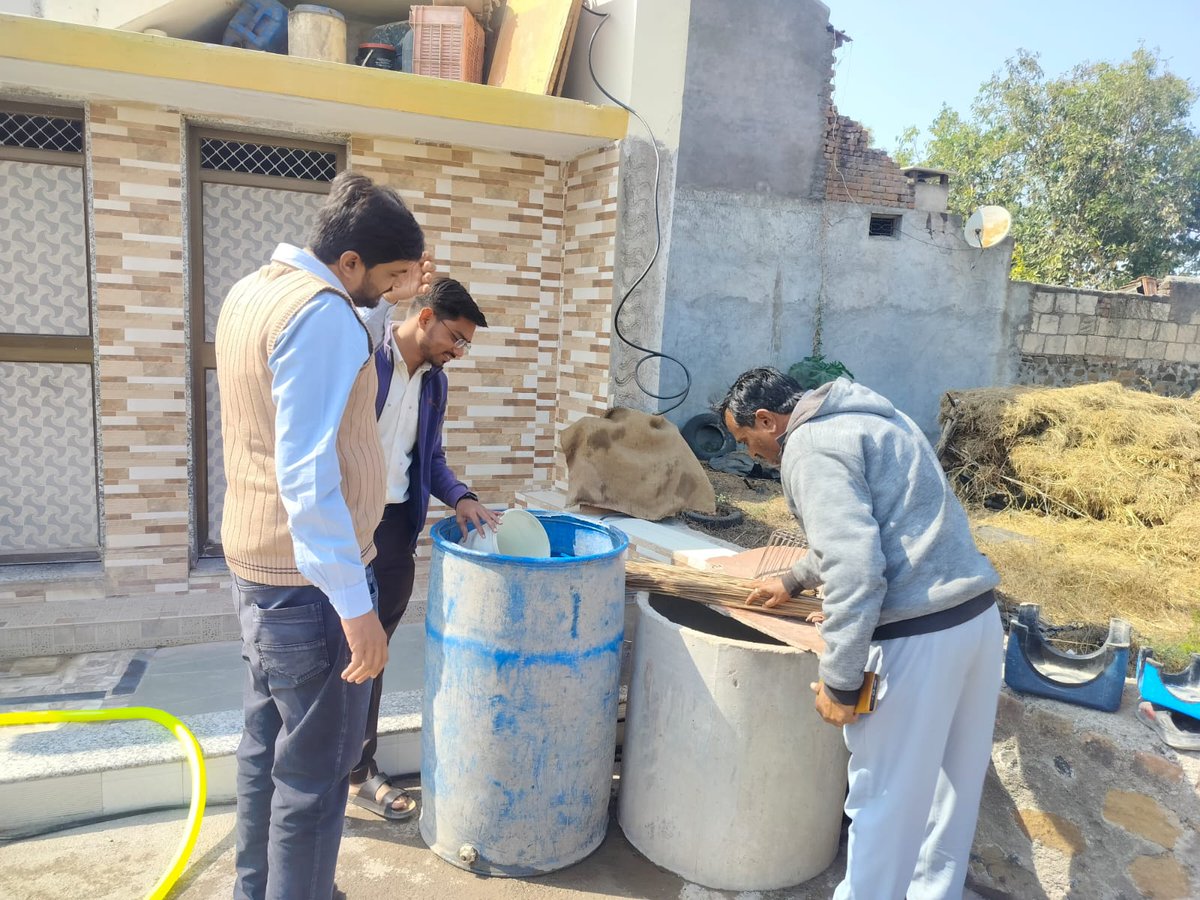 PHCSARVA's tweet image. તા-૨૨/૧/'૨૫ ના રોજ પ્રા.આ.કે સરવાના મોટી વિરવા ગામ ખાતે #THO ડૉ. કણઝરિયા સાહેબ #MO ડૉ. વિરજા સાહેબ અને #TMPHS શ્રી એમ.કે. બાવળિયા દ્વારા અતિ જોખમી સગર્ભા બહેનની મુલાકાત કરવામાં આવેલ તેમજ સંસ્થાકીય પ્રસૂતિ, જરૂરી રિપોર્ટ અને આરોગ્યલક્ષી સેવા વિશે વિસ્તૃત સમજાવેલ.