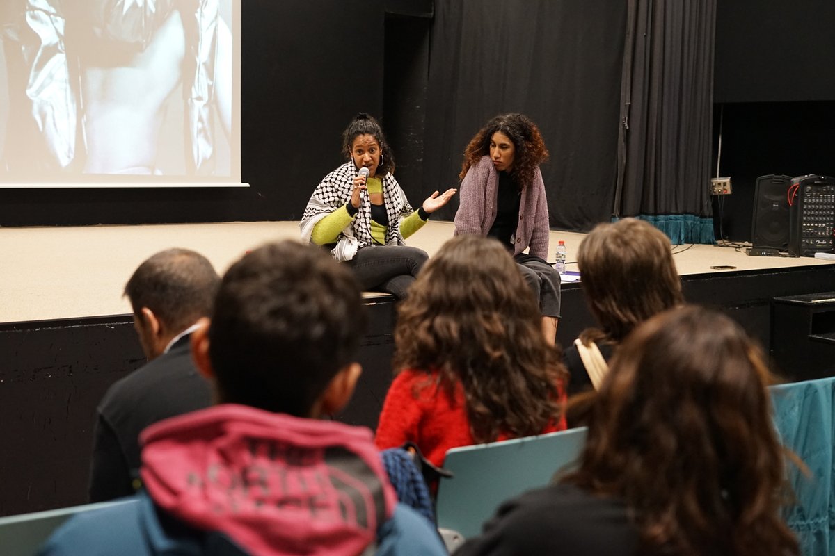 #RACISME | Ainhoa Nadia Douhaibi: “No parlar de raça en masculinitats desracialitza el debat i amaga la masculinitat hegemònica, desplaçant l'home blanc com a subjecte de poder."

ℹ️ Llegeix més sobre l'activitat 'Masculinitats racialitzades': s.mtrbio.com/yctrgpybts