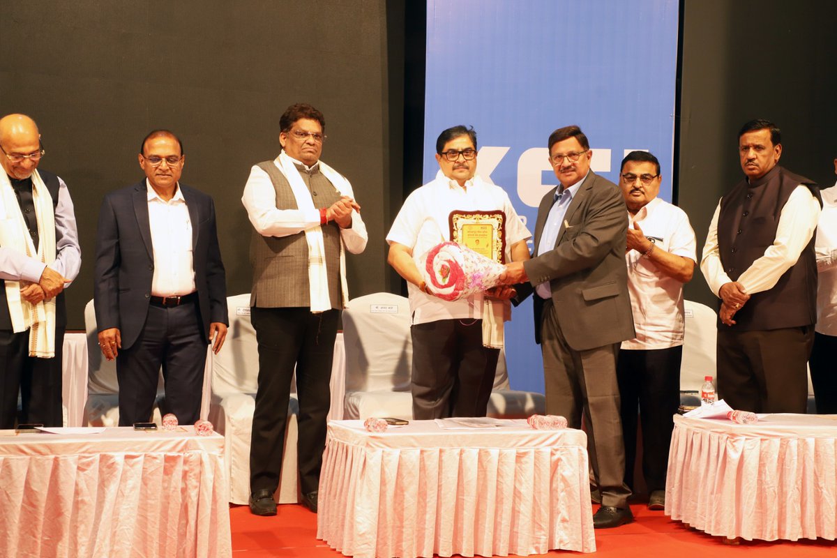aicpdf_official's tweet photo. @aicpdf_official National President, Shri @dhairyashil09, had the privilege of attending the prestigious पुरस्कार वितरण समारंभ organized by the Kolhapur Chamber of Commerce and Industries (KCCI).
This event #emphasized the crucial role of trade and industry in shaping #Maharashtra's economy. Shri Dhairyashil Patil highlighted the need to empower distributors and retailers, ensuring their voices are heard and their contributions recognized in the evolving business landscape.
We congratulate all the awardees for their outstanding achievements. AICPDF remains committed to supporting local businesses and building a stronger, united trade community.
@CAITIndia @AIOCD1975 @AiocdD @swadeshimanch @AimraIndia @AIOVA3 @FADA_India @praveendel @sumitagarwal_IN @BCBHARTIA @PTI_News @PiyushGoyal @PMOIndia @mansukhmandviya @smritiirani @ashwani_mahajan @PraharResponse @kedarleleind @HUL_News @ITCCorpCom @DaburIndia @Nestle @ThisIsReckitt @CP_News @maricobuzz @Wipro @ProcterGamble @RILretail @CocaCola_Ind @CP_News @PralhadJoshiOfc @jagograhakjago @inidhikhare
#AICPDF #KolhapurChamber #RetailUnity