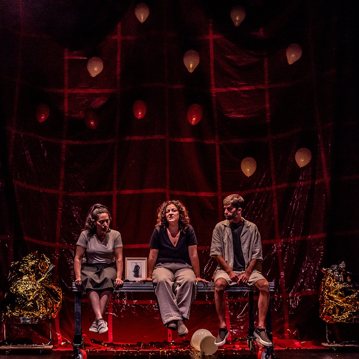 CICUS_'s tweet image. 🎭 En la primera sesión de #Estrénate 2025, @familiapolitika presenta «Nínive», pieza que pone en escena un texto de Guadalupe Sáez galardonado con el Premio Jesús Domínguez de textos teatrales.
🗓️ Jueves 30 ENE, 20h #CICUS @unisevilla
ℹ️ cicus.us.es/estrenate2025_…