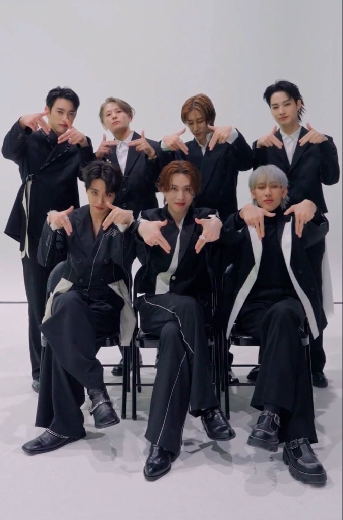teamwangs's tweet photo. python pose is literally "7 for 7" 😭 https://t.co/A5TYT5K0fa