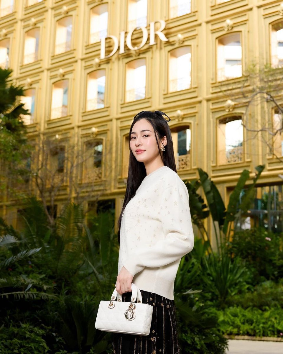 chucasica's tweet photo. #.ให้มันจบที่หลิงออม

#DiorWinter25 #DiorGoldHouse 
#Linglingkwong #Ormkornnaphat https://t.co/tt6FVSSgnv