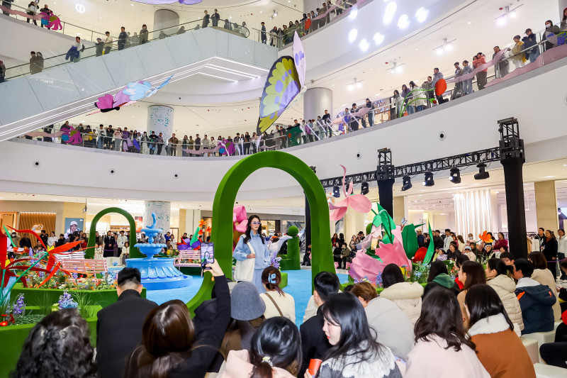 ChangShaDaily's tweet photo. 😉😉This #SpringFestival, shall we step into the enchanting “#SpringWonder” to experience the magic of nature? 🤗🤗The first #exhibition of #KarlottaFreier in China, a renowned #NewYork illustrator, is now on display in #Changsha, the “#UNESCO City of Media Arts” in China, offering a unique blessing for the upcoming Chinese Spring Festival! https://t.co/71XXKocm9u
