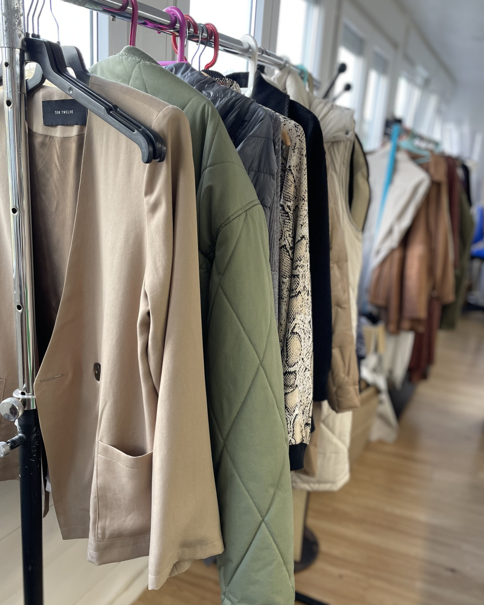 HazlanIrun's tweet photo. Cada puntada te acerca a tu estilo único. 🖤🧵
·
·
·
#Hazlan #tallercostura #confeccionindustrial #TallerConfeccion #Irun #moda #confeccion #modaespañola #tallerproduccion #textil #costura #patron #patronaje #produccionlocal #producciontextil https://t.co/GLCNUmPg1S