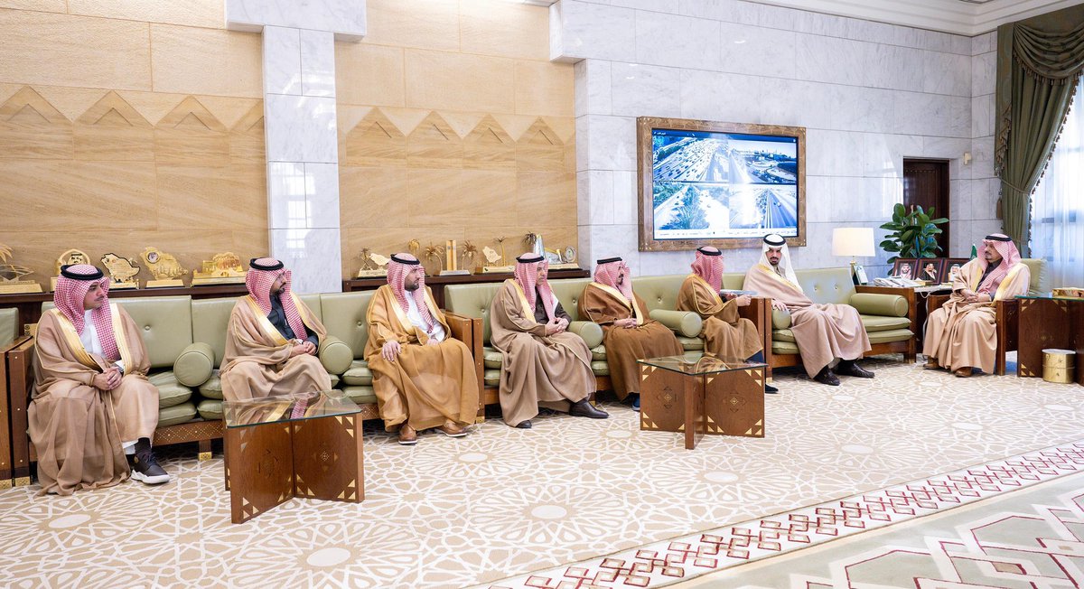 emara_alriyadh's tweet photo. سمو أمير منطقة #الرياض يطّلع على جهود أمانة المنطقة في تطوير المركز المجتمعي لذوي الإعاقة بحي الحمراء. 
https://t.co/9NJWNLib3j

#إمارة_الرياض https://t.co/IILOL6bPKy