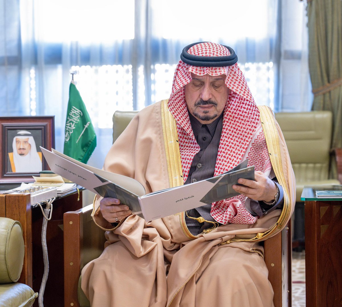 emara_alriyadh's tweet photo. سمو أمير منطقة #الرياض يطّلع على جهود أمانة المنطقة في تطوير المركز المجتمعي لذوي الإعاقة بحي الحمراء. 
https://t.co/9NJWNLib3j

#إمارة_الرياض https://t.co/IILOL6bPKy