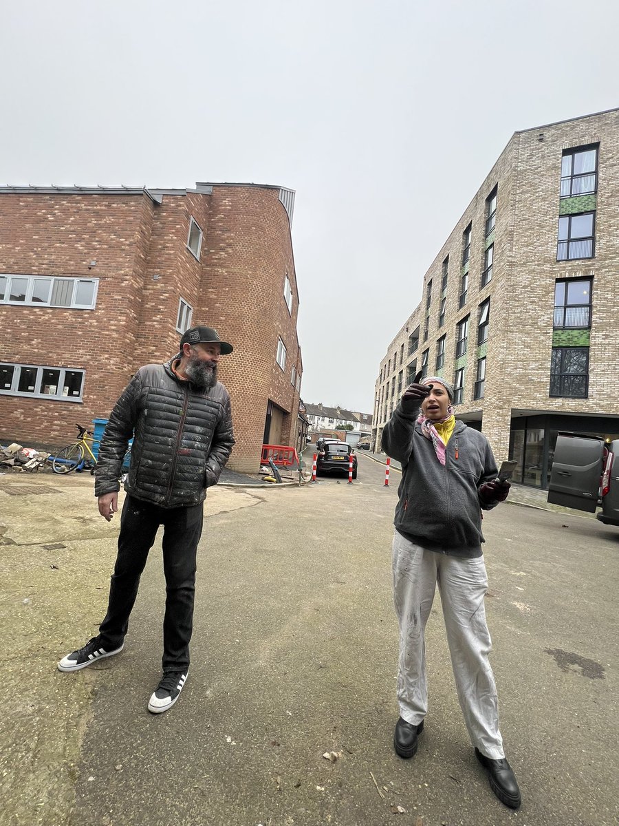 lsomuralism's tweet photo. The 5th Cohort learning how to scale up and control paint w a large brush! 

Our artist mentor @lionel_stanhope generously sharing skills with the new up and coming muralists. 

This coming Saturday Spray ing techniques also at his place. https://t.co/sRj5nNHm0g