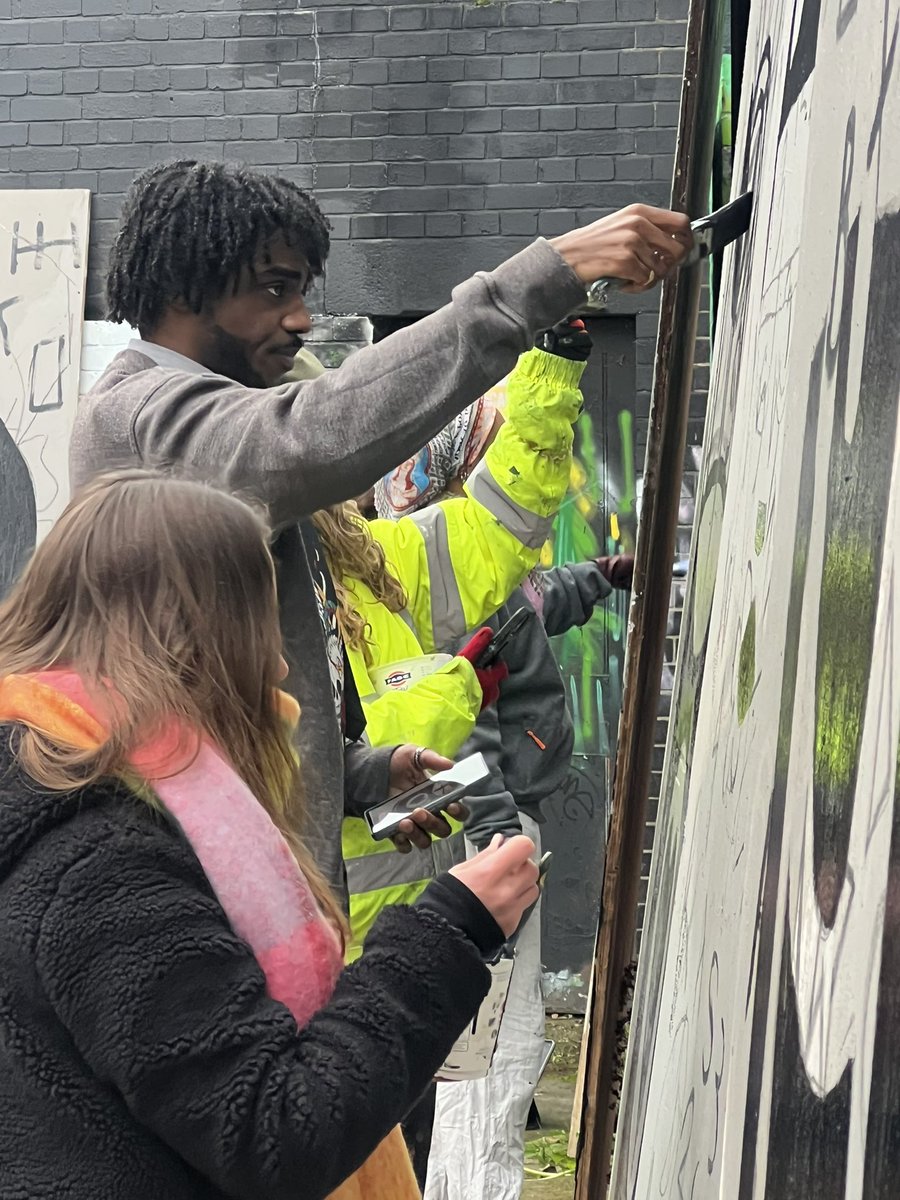lsomuralism's tweet photo. The 5th Cohort learning how to scale up and control paint w a large brush! 

Our artist mentor @lionel_stanhope generously sharing skills with the new up and coming muralists. 

This coming Saturday Spray ing techniques also at his place. https://t.co/sRj5nNHm0g