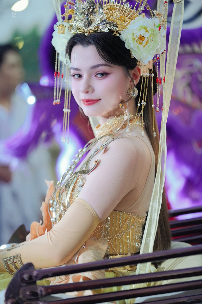 BeckyfanclubArg's tweet photo. Can you say PROUD OF BECKY?? 

CHINESE NEW YEAR WITH REBECCA 
#KingPowerCNY2025xBecky https://t.co/MFy1Aj4ml9